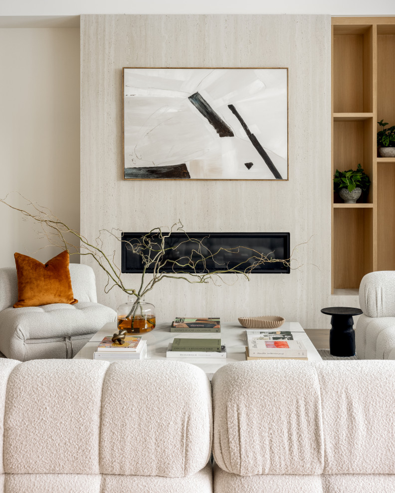Offenes Modernes Wohnzimmer mit weißer Wandfarbe, hellem Holzboden und beigem Boden in Los Angeles