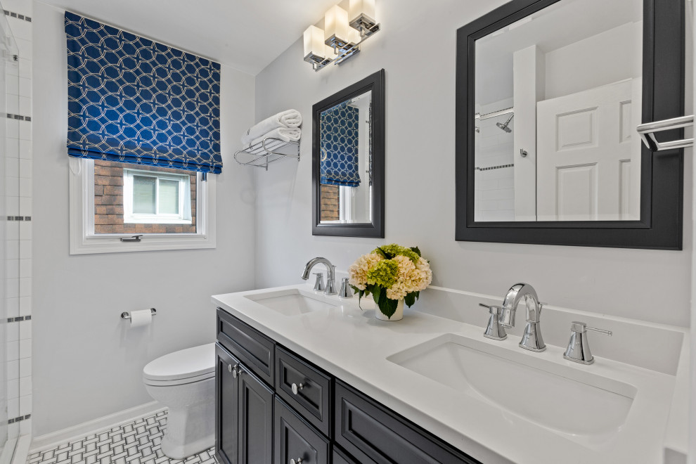 Свежая идея для дизайна: маленькая ванная комната в стиле неоклассика (современная классика) с фасадами в стиле шейкер, синими фасадами, душем в нише, унитазом-моноблоком, серой плиткой, плиткой кабанчик, серыми стенами, полом из мозаичной плитки, душевой кабиной, врезной раковиной, столешницей из искусственного кварца, синим полом, душем с раздвижными дверями, белой столешницей, нишей, тумбой под две раковины и встроенной тумбой для на участке и в саду - отличное фото интерьера