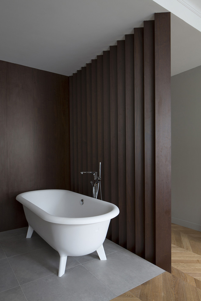 This is an example of a transitional bathroom in Paris.