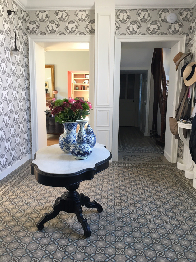 アンジェにある中くらいなトランジショナルスタイルのおしゃれな玄関ロビー (ベージュの壁、セラミックタイルの床、ベージュの床、壁紙) の写真