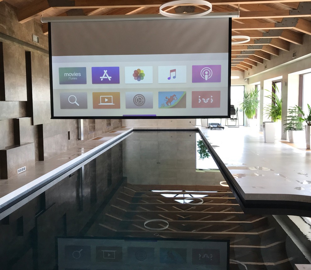 Бассейн с кинотеатром и "умным" управлением