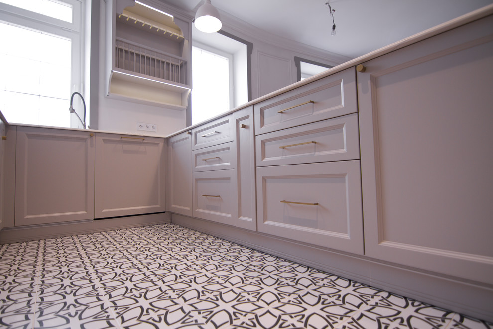 П-образная кухня с барной стойкой в сером цвете