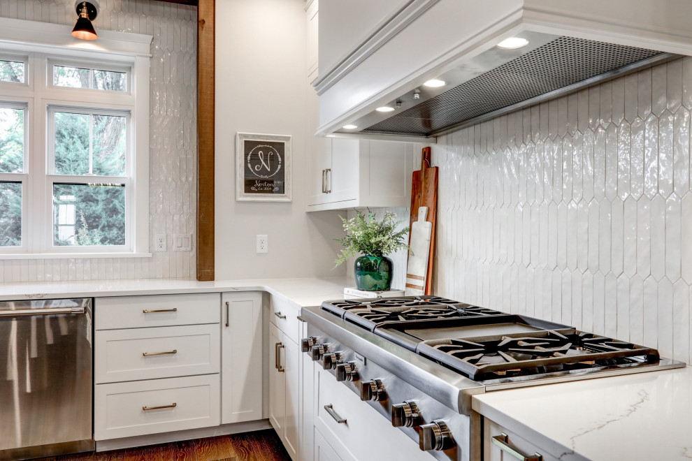 Kitchen - transitional kitchen idea