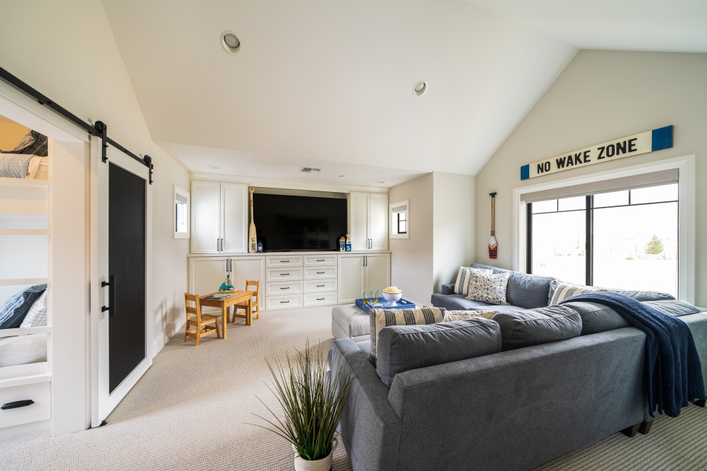 Foto de sala de estar marinera de tamaño medio con moqueta y pared multimedia