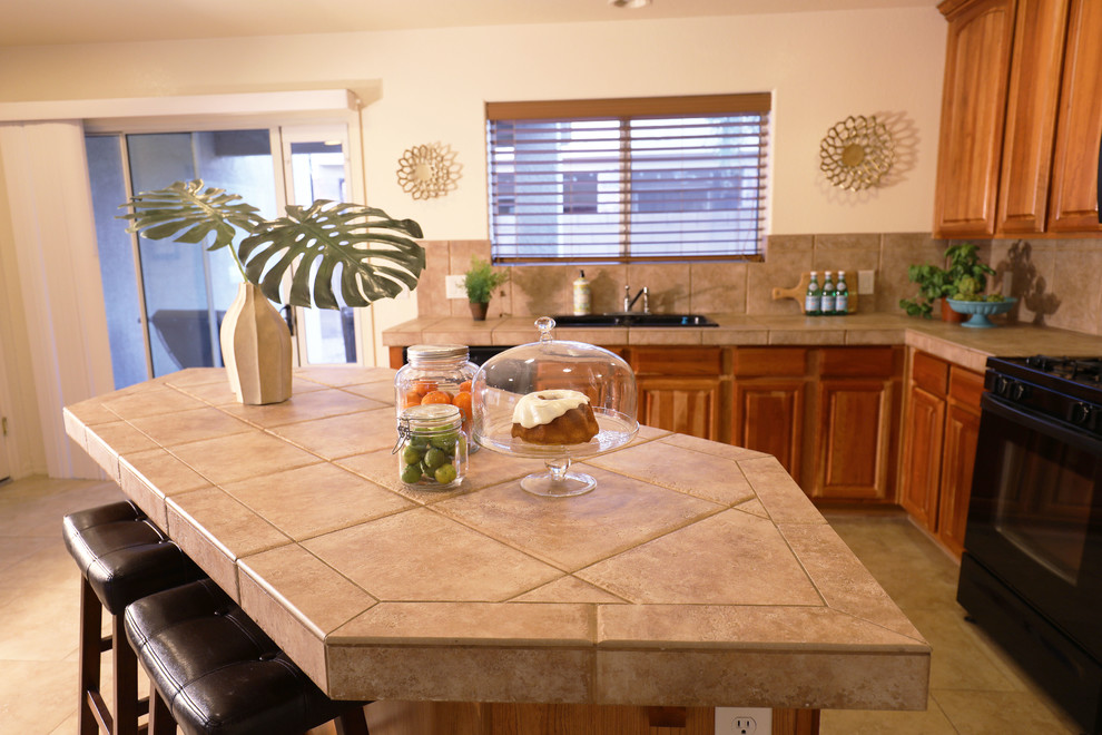 Transitional home design photo in Phoenix
