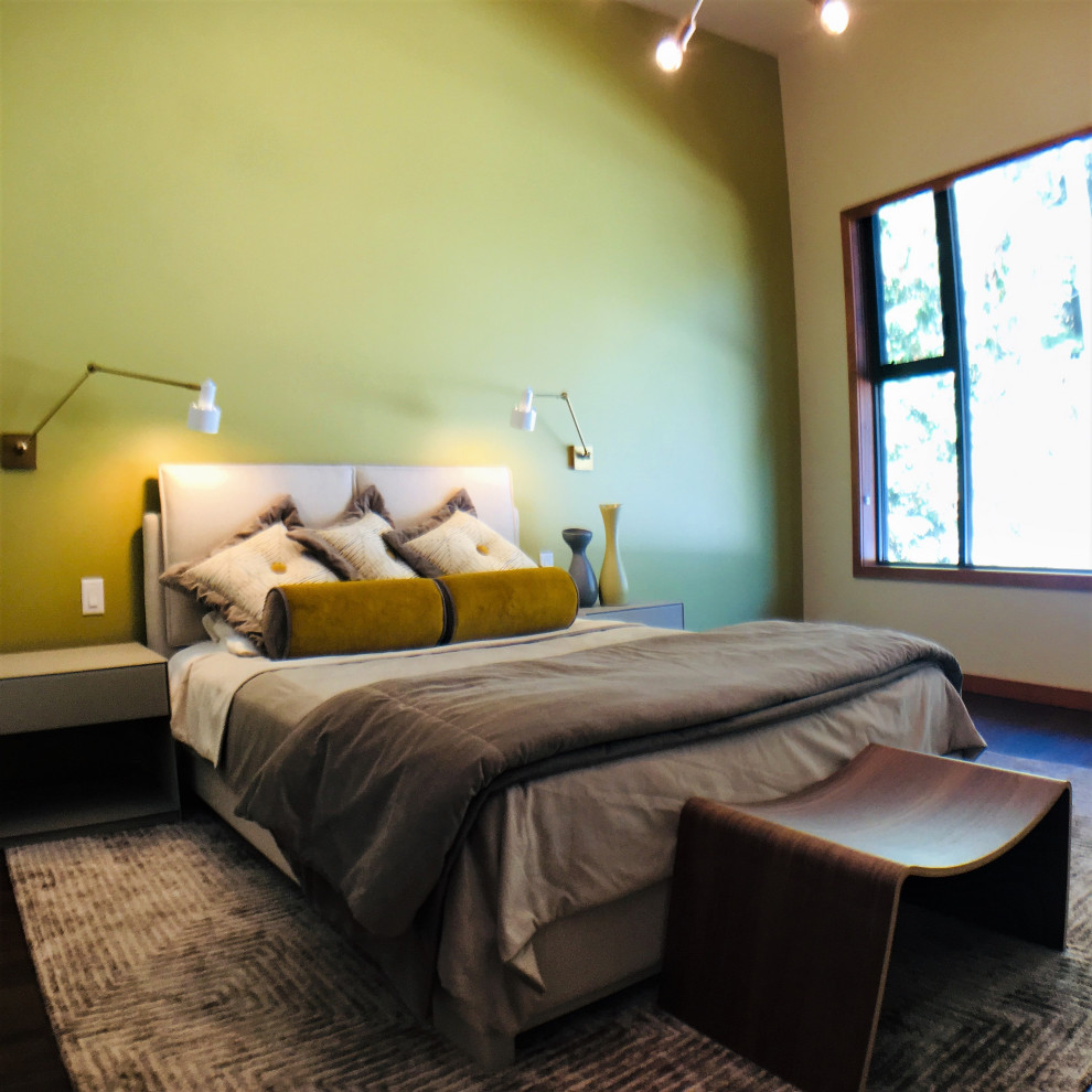 バンクーバーにあるミッドセンチュリースタイルのおしゃれな客用寝室 (緑の壁、無垢フローリング、標準型暖炉、石材の暖炉まわり、茶色い床、格子天井、壁紙) のインテリア