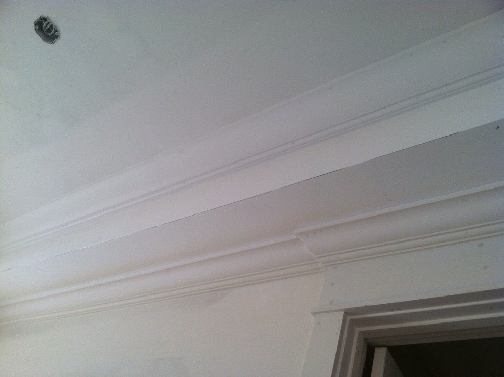 Should area between crown moldings be painted a contrasting color to trim?