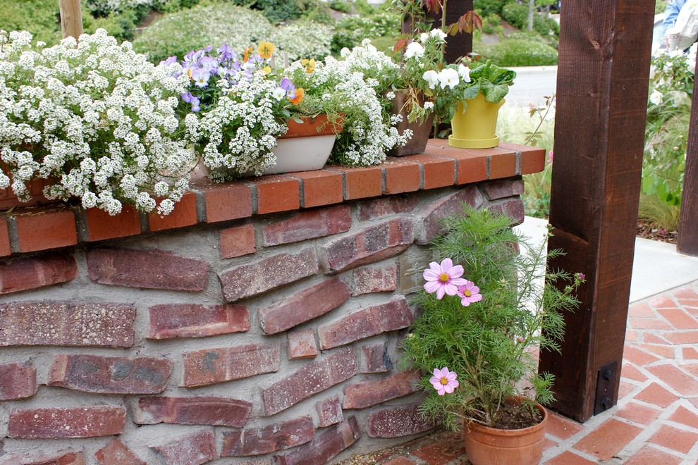 Example of an eclectic home design design in Orange County
