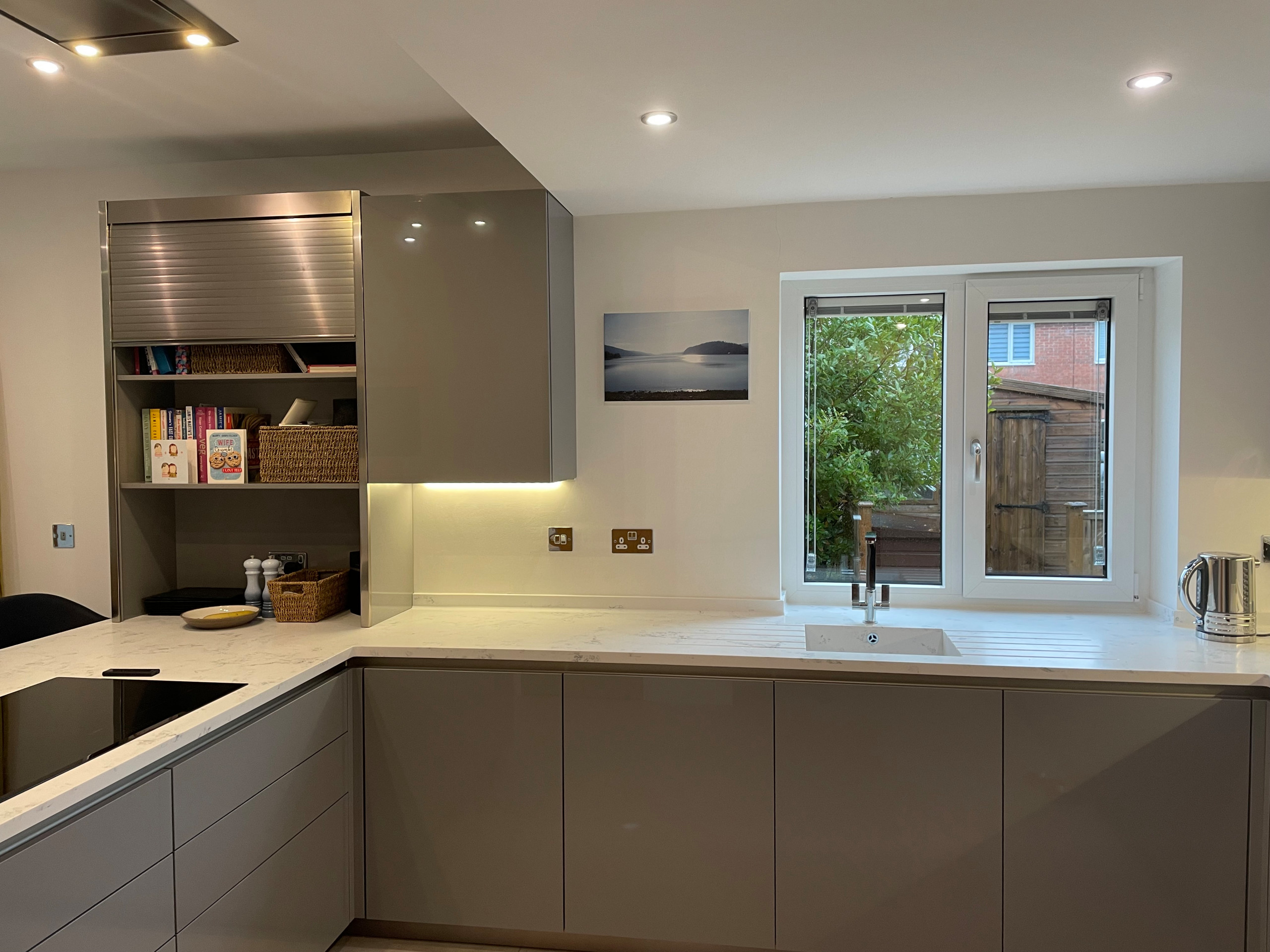 High Gloss Gravel Handleless Kitchen with White and Grey Solid Surface Tops