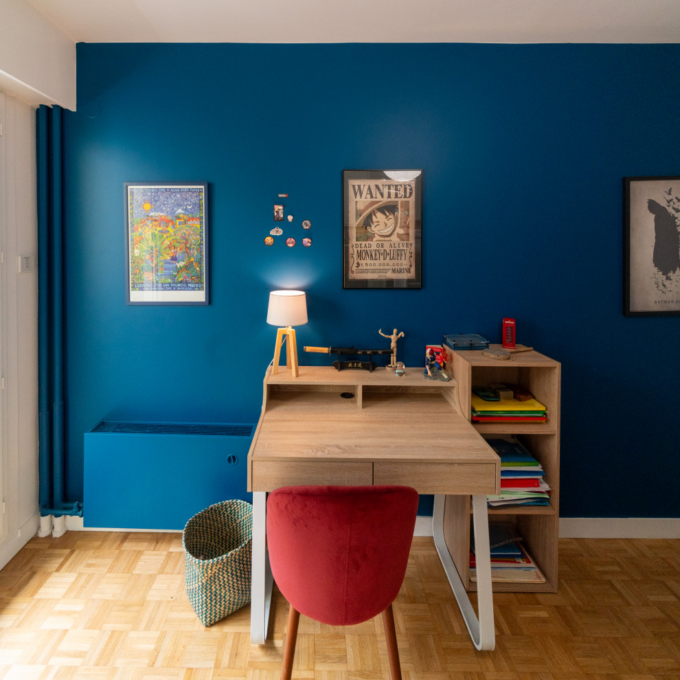 This is an example of a large contemporary teen’s room for boys in Paris with blue walls and light hardwood flooring.