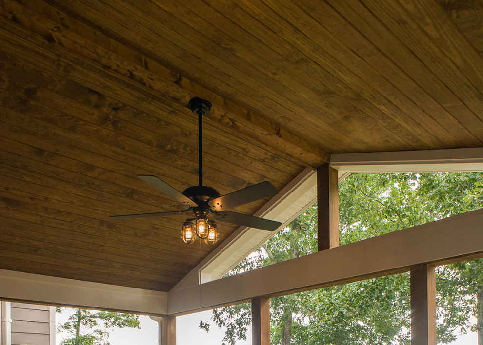 Idée de décoration pour un porche d'entrée de maison arrière tradition de taille moyenne avec une terrasse en bois, une extension de toiture et un garde-corps en matériaux mixtes.