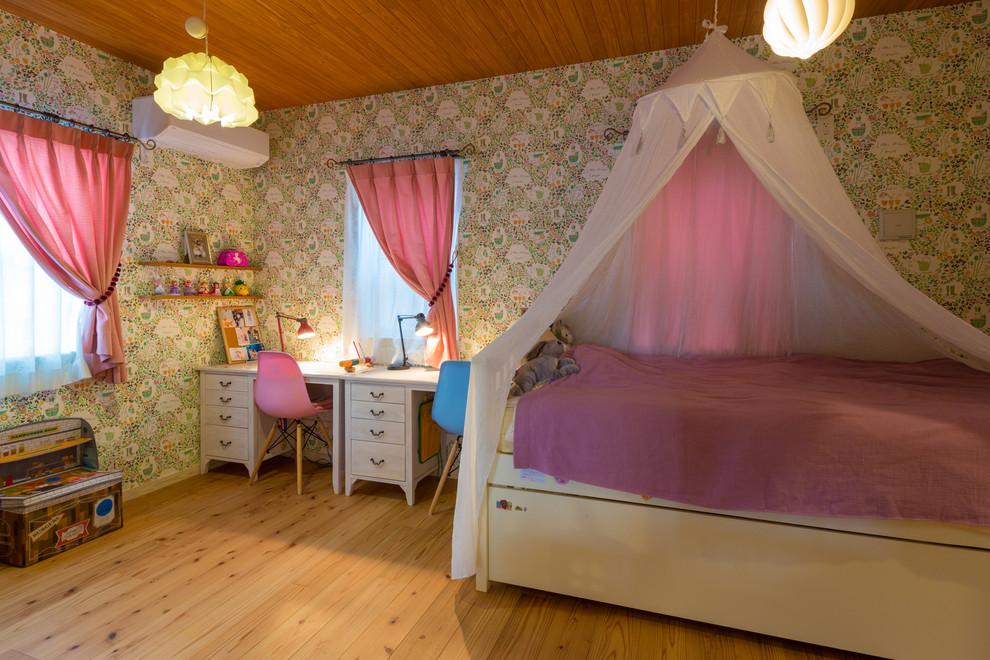 Inspiration for a mid-sized scandinavian kids' bedroom for kids 4-10 years old and girls in Other with multi-coloured walls, medium hardwood floors and brown floor.