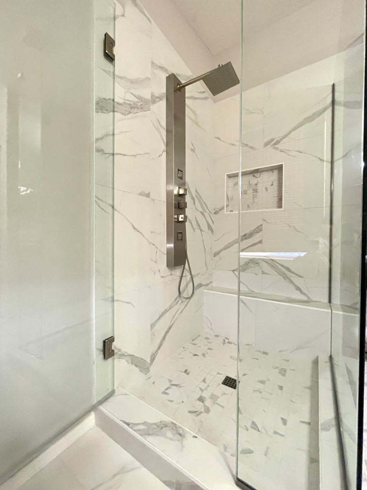 Идея дизайна: главная ванная комната среднего размера в стиле неоклассика (современная классика) с душем в нише, белой плиткой, керамогранитной плиткой, бежевыми стенами, полом из керамогранита, белым полом, душем с распашными дверями и сиденьем для душа
