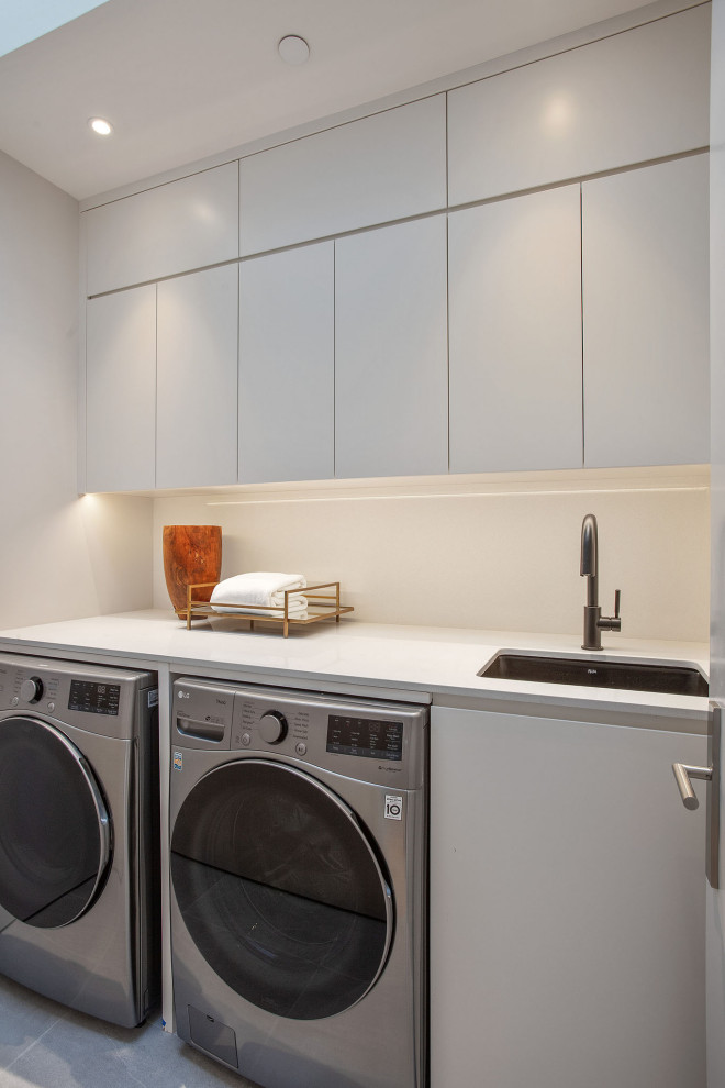 Example of a minimalist laundry room design in San Francisco