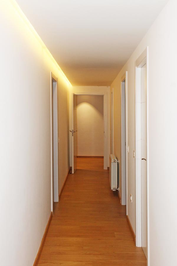 Aménagement d'un couloir moderne.