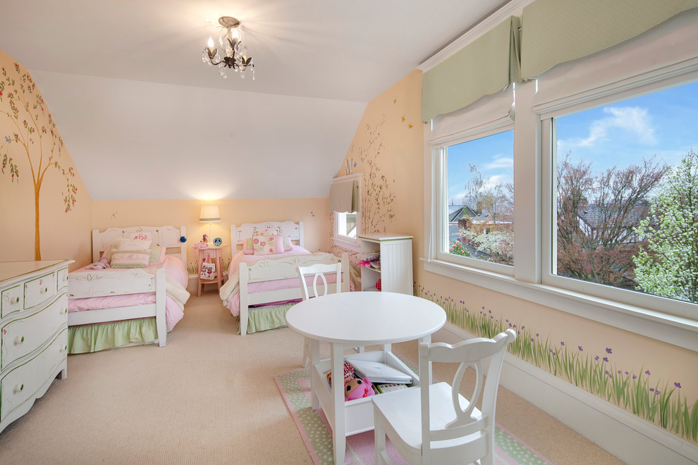 Design ideas for a traditional kids' bedroom for kids 4-10 years old and girls in Seattle with carpet.