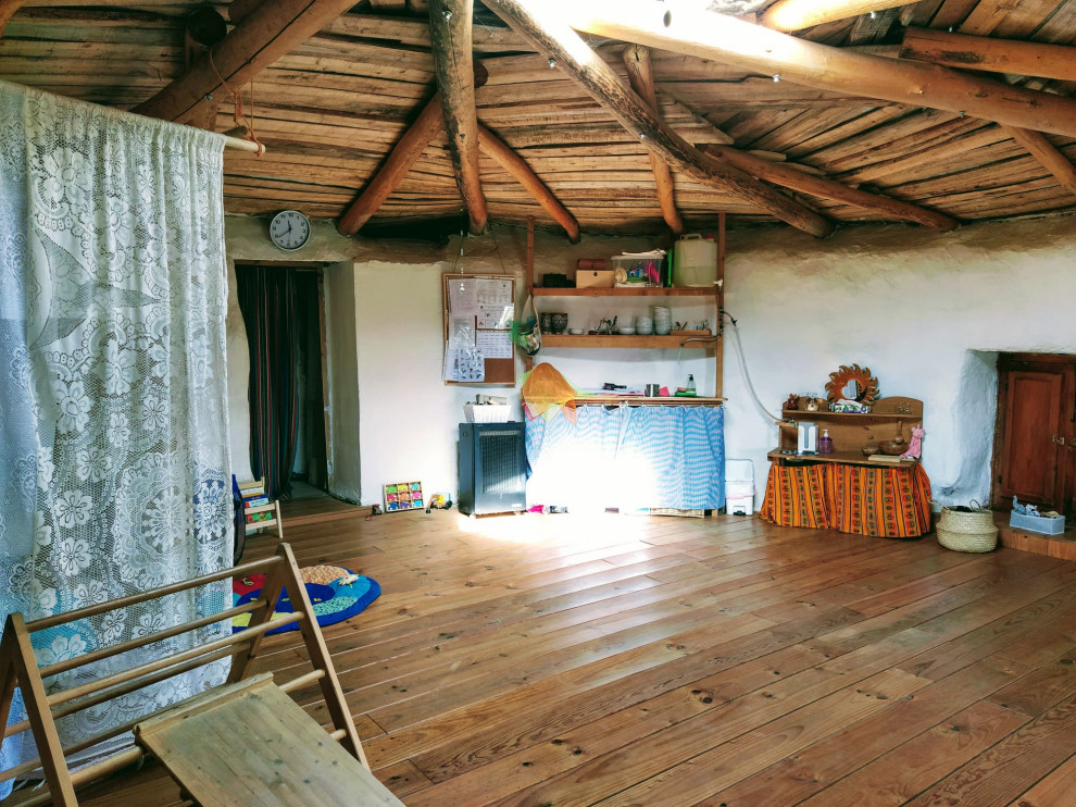 Источник вдохновения для домашнего уюта: маленькая открытая гостиная комната в стиле рустика для на участке и в саду