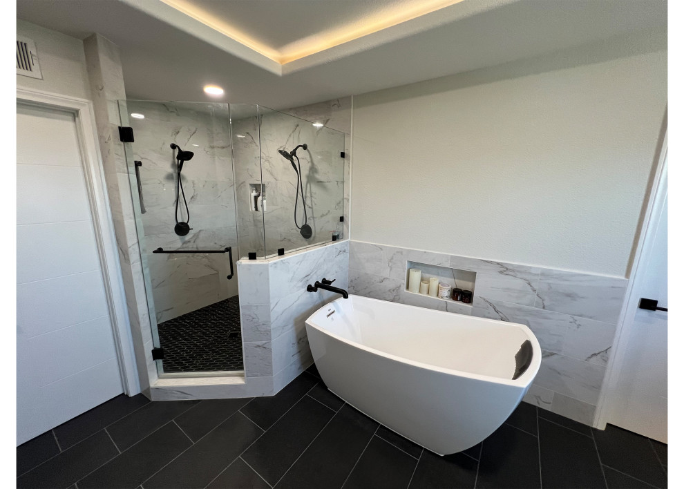 Exempel på ett stort modernt vit vitt en-suite badrum, med släta luckor, skåp i mörkt trä, ett fristående badkar, en hörndusch, en bidé, vit kakel, porslinskakel, vita väggar, klinkergolv i keramik, ett undermonterad handfat, bänkskiva i kvarts, svart golv och dusch med gångjärnsdörr