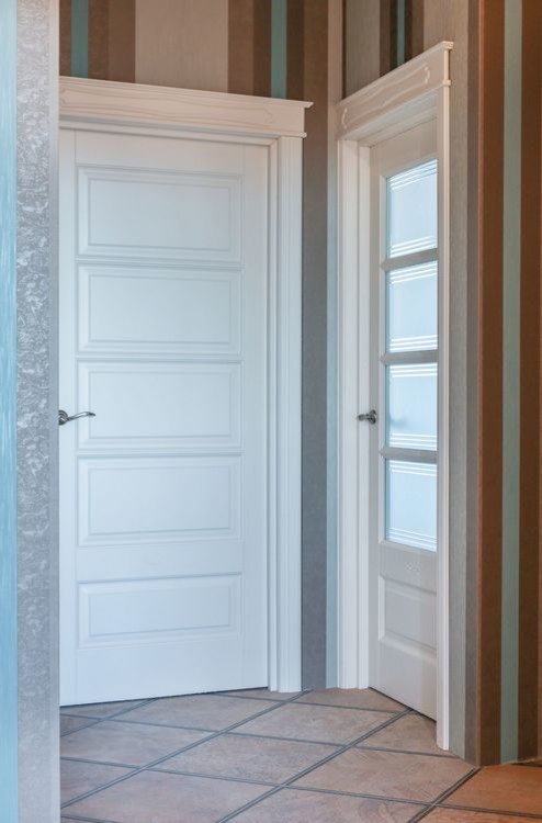 Белые двери