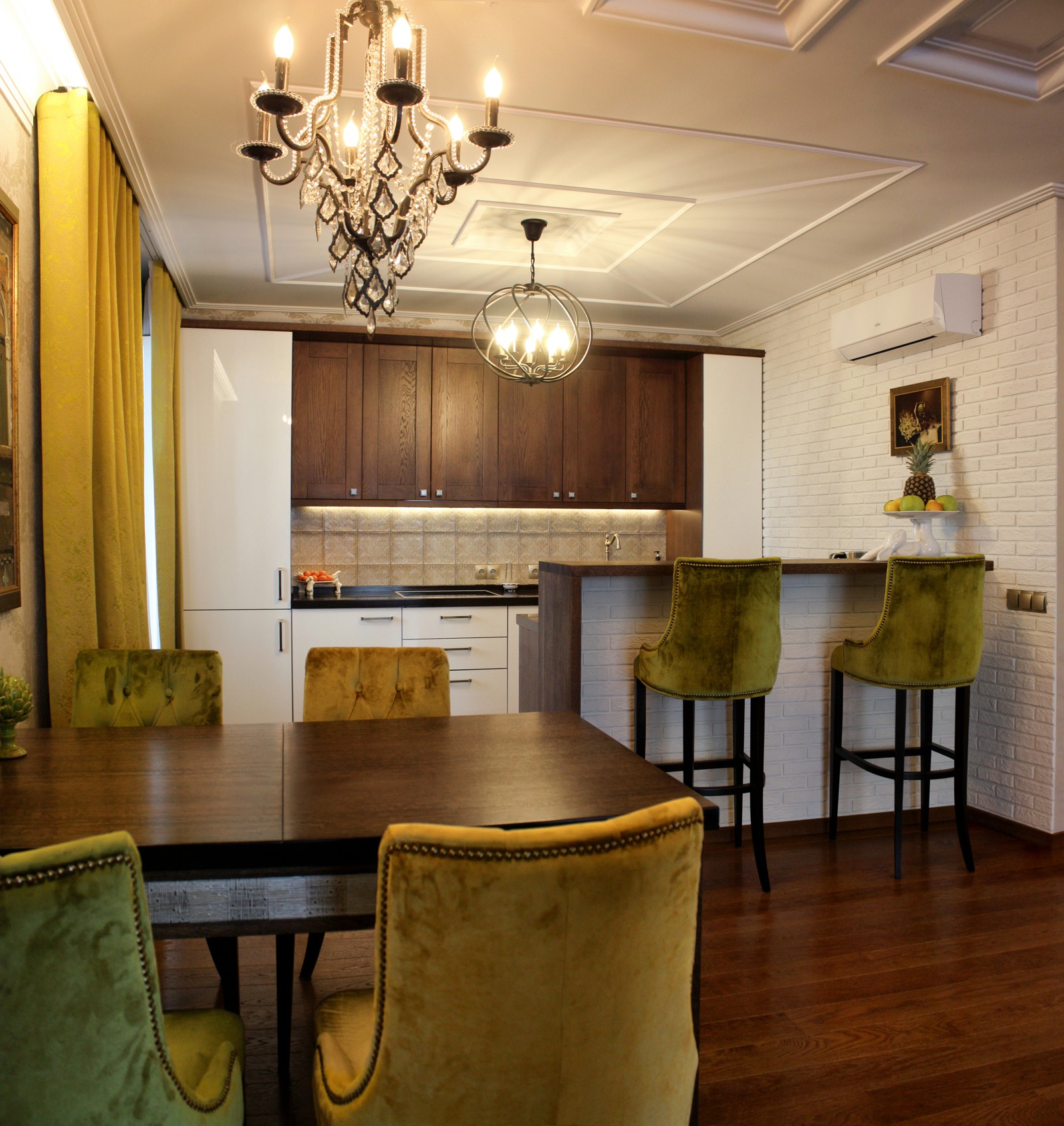 Яркая история.