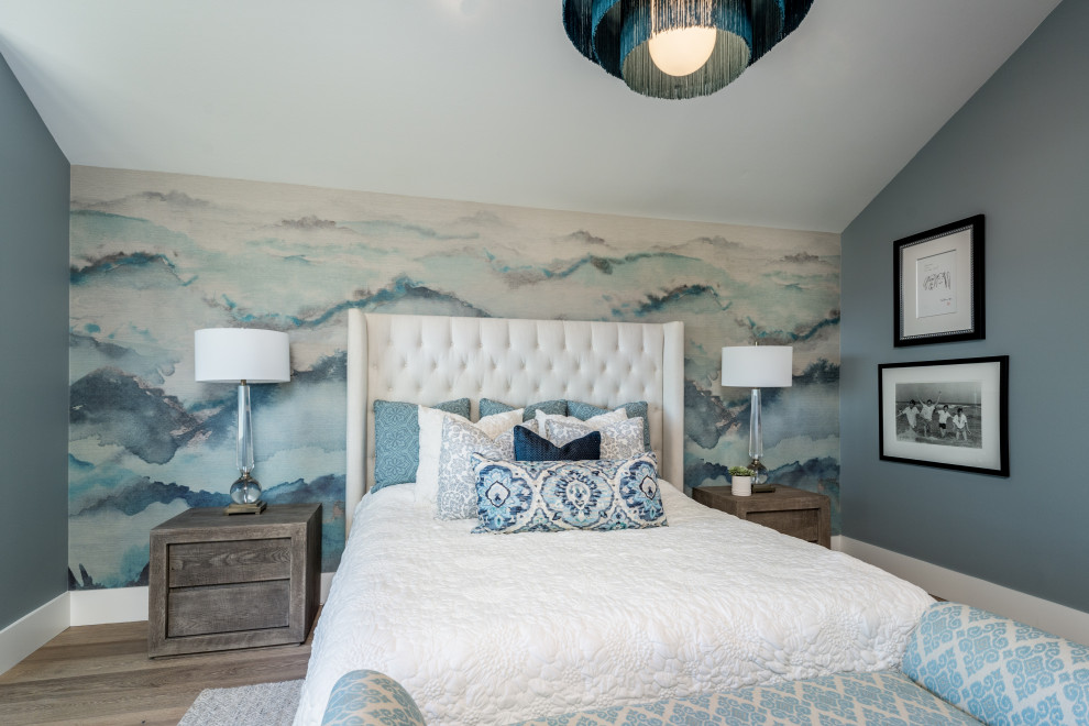 オレンジカウンティにある中くらいなビーチスタイルのおしゃれな主寝室 (青い壁、淡色無垢フローリング、ベージュの床、三角天井、壁紙) のレイアウト