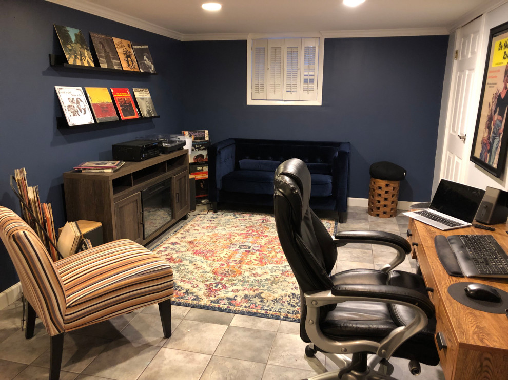 Exemple d'un bureau tendance de taille moyenne avec un mur bleu, un sol en carrelage de céramique, une cheminée standard, un manteau de cheminée en bois, un bureau indépendant et un sol multicolore.