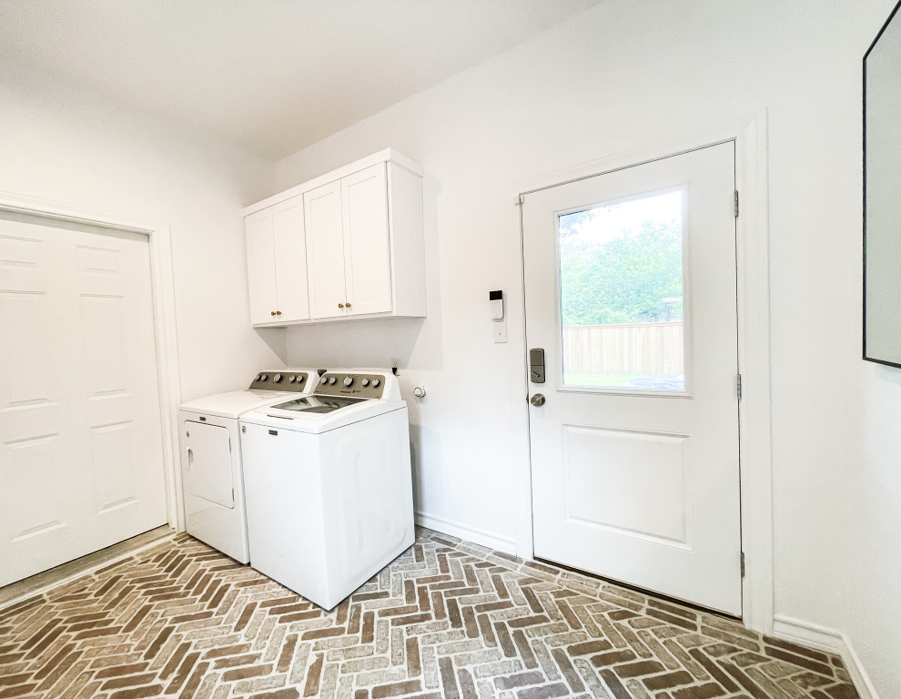 Idee per una lavanderia multiuso minimalista di medie dimensioni con ante in stile shaker, ante bianche, pareti bianche, pavimento in mattoni, lavatrice e asciugatrice affiancate e pavimento multicolore