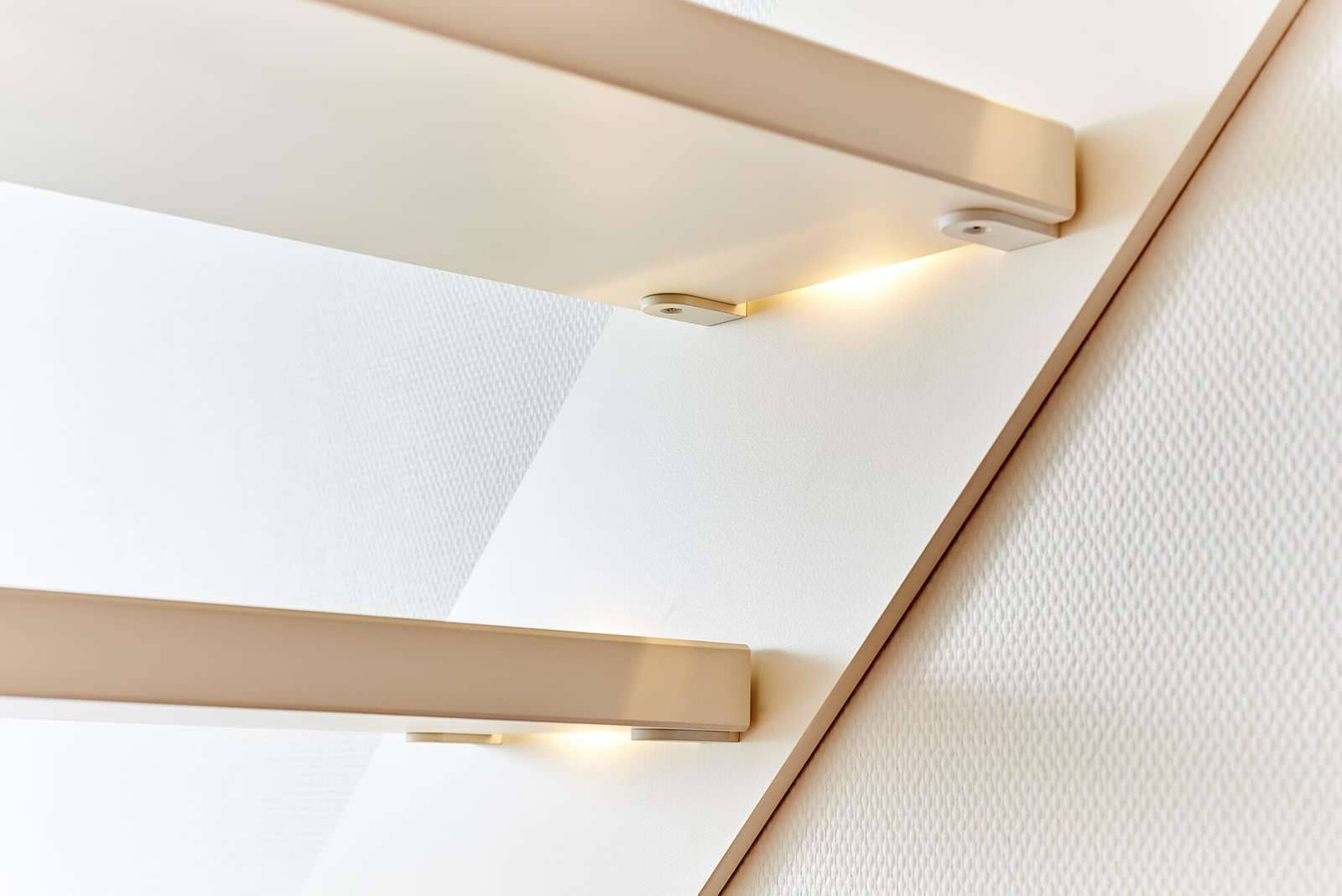 Лестница на тетиве со стеклянным ограждением