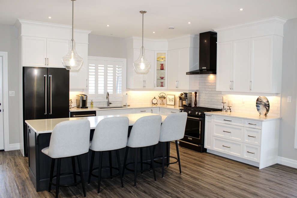 Kitchen - transitional kitchen idea in Toronto