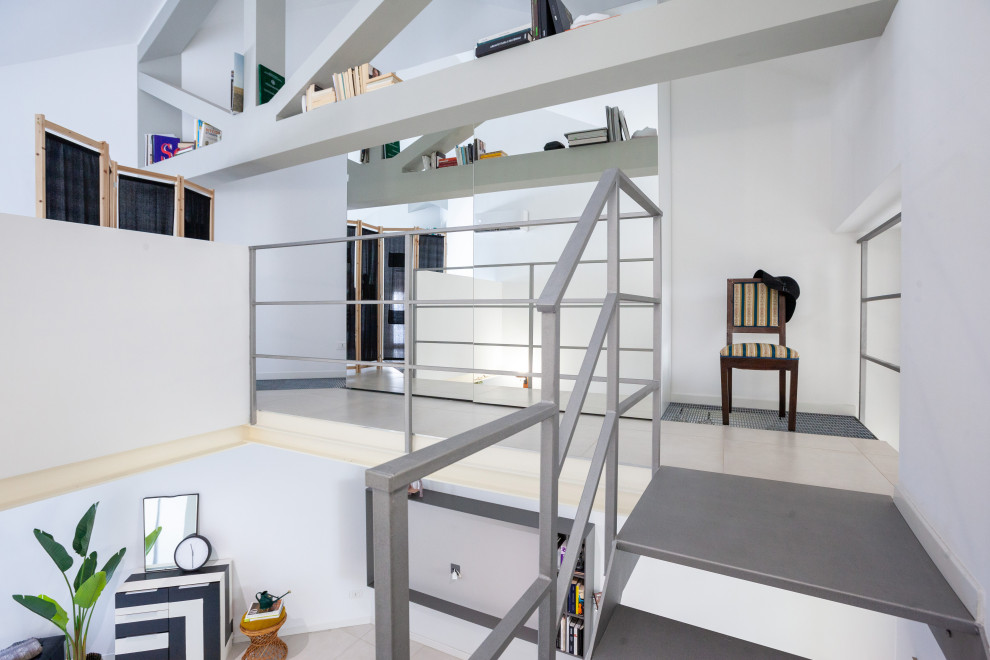 Источник вдохновения для домашнего уюта: угловая лестница среднего размера в современном стиле с металлическими ступенями и металлическими перилами без подступенок