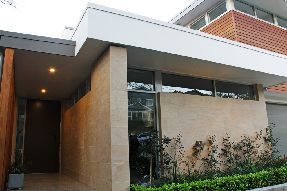 Photo of a contemporary white house exterior in Sydney with stone veneer.