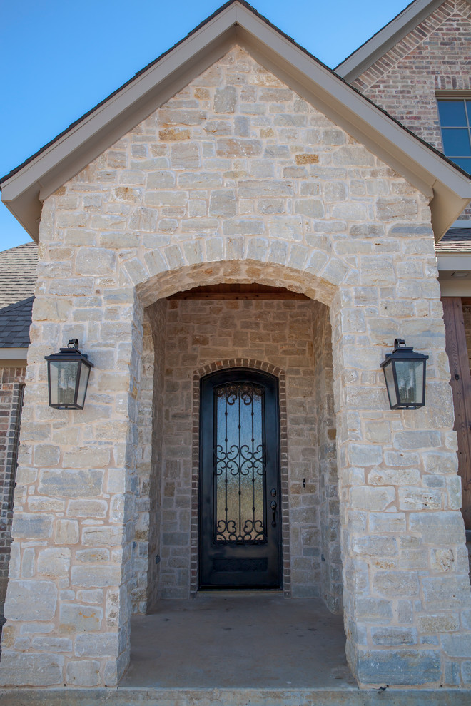 Inspiration for a transitional home design remodel in Dallas