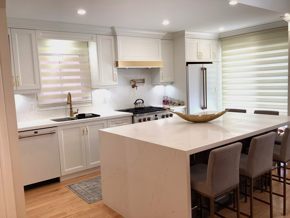 Example of a transitional kitchen design in Toronto