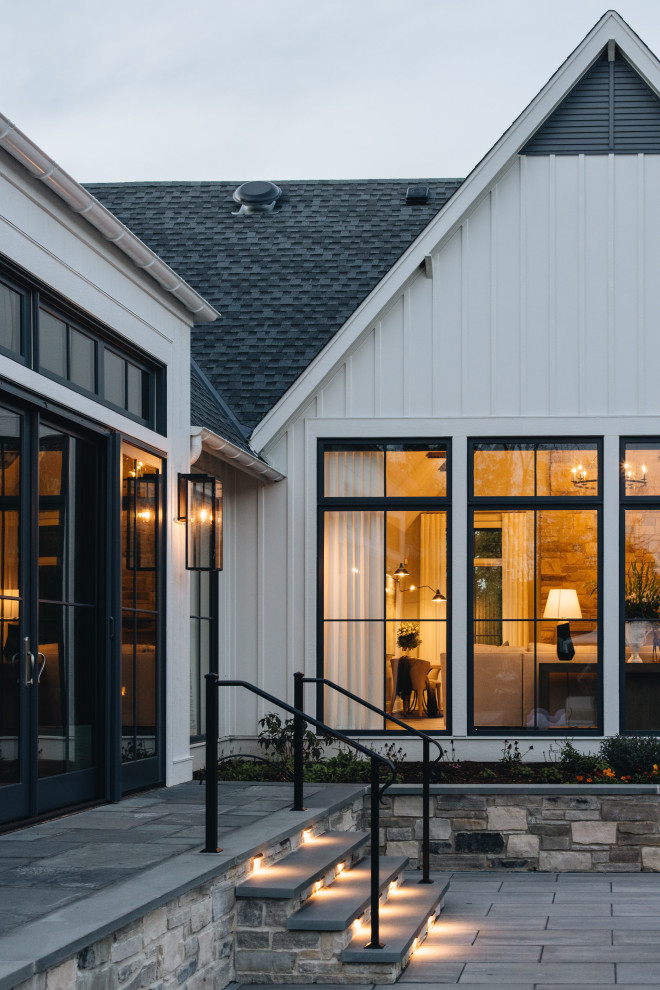 Diseño de fachada de casa blanca y gris tradicional renovada grande de una planta con tejado a la holandesa