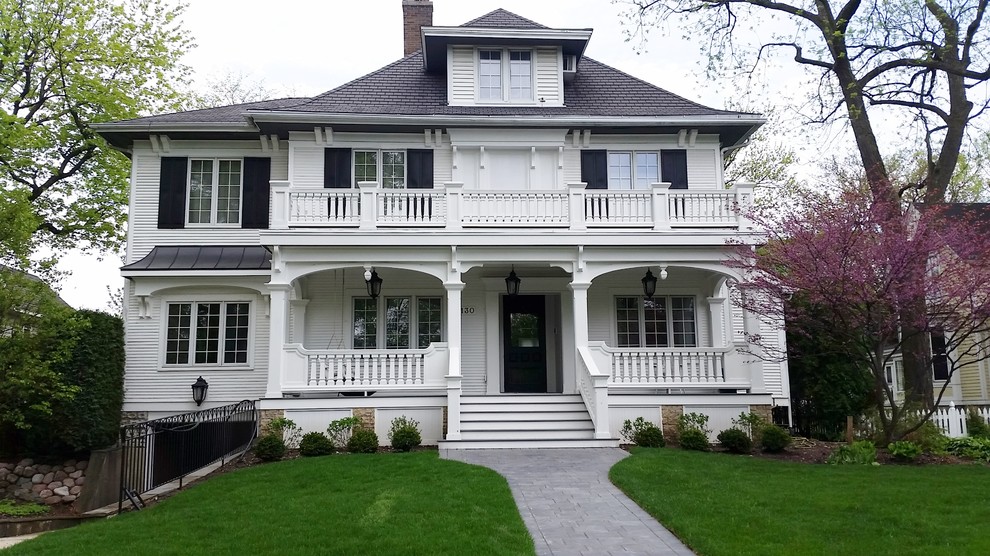 This is an example of a mid-sized traditional front yard verandah in Chicago.