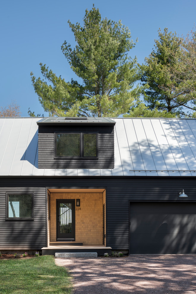 Idées déco pour une grande façade de maison noire moderne en bois et bardage à clin à un étage avec un toit à deux pans, un toit en métal et un toit gris.