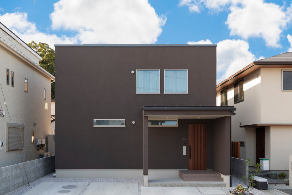 Ispirazione per la facciata di una casa marrone moderna a due piani con copertura in metallo o lamiera e tetto nero