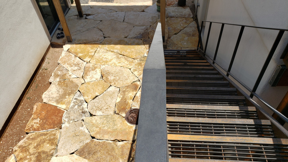 Example of a mountain style home design design in Austin