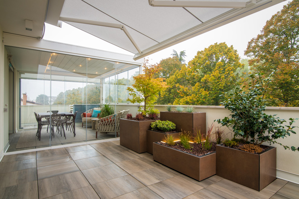 Foto di una terrazza design di medie dimensioni, sul tetto e sul tetto con un giardino in vaso e nessuna copertura