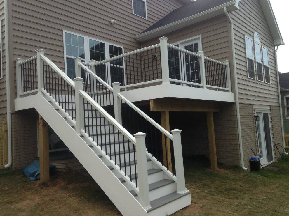 Inspiration for a mid-sized transitional backyard deck remodel