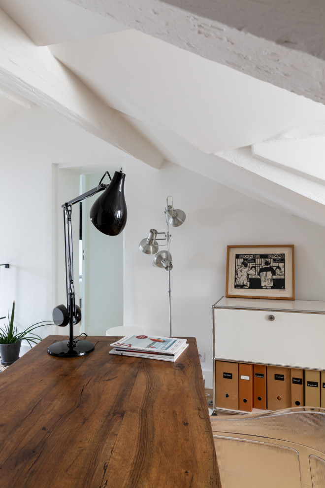 Photo of a contemporary home office in Paris.