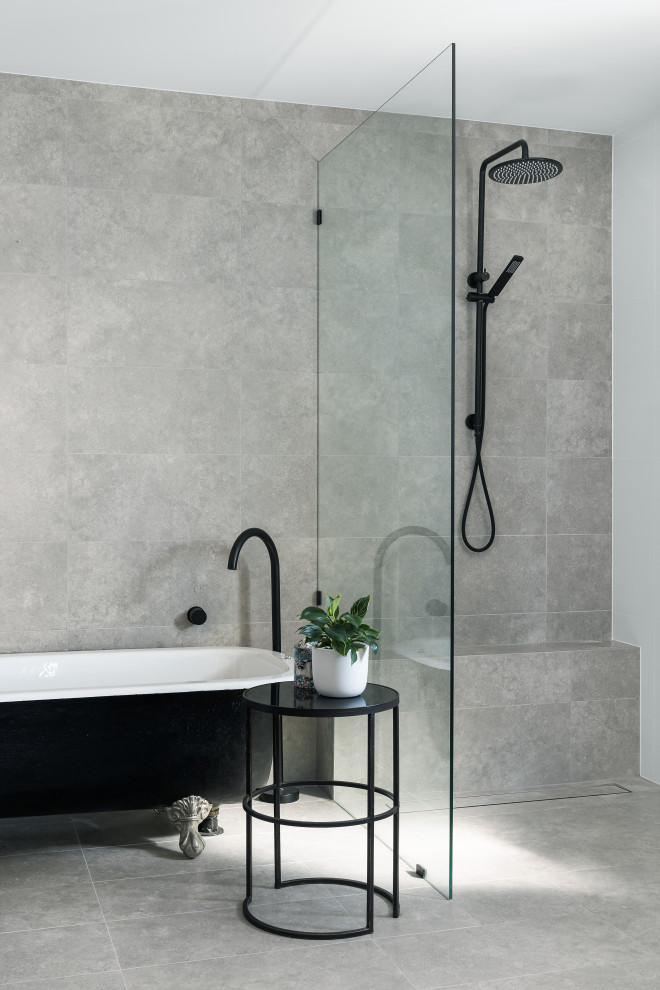 Photo of a contemporary bathroom.