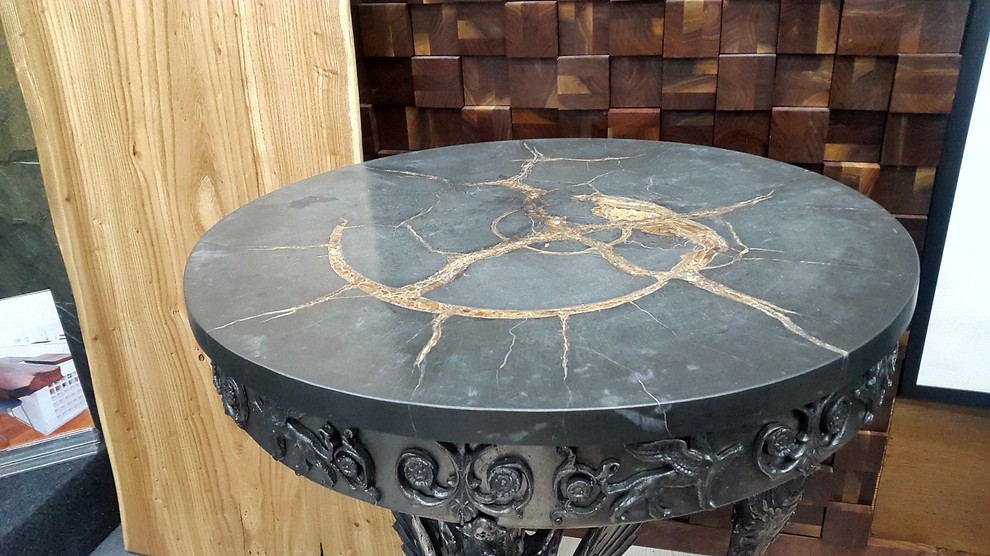 Стол журнальный, аммонит