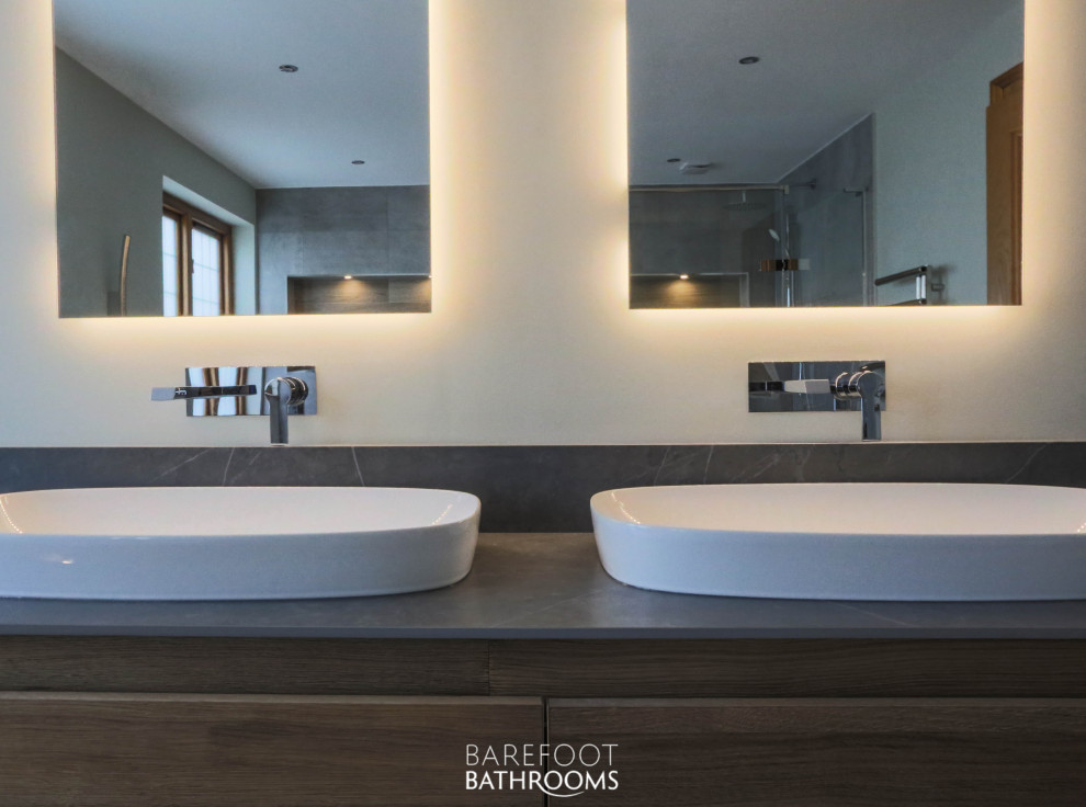 Großes Modernes Badezimmer in Essex