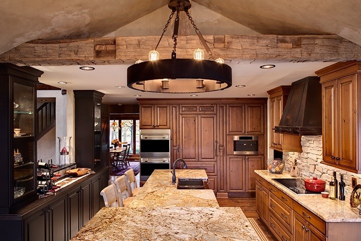 Inspiration for a country kitchen in Milwaukee.