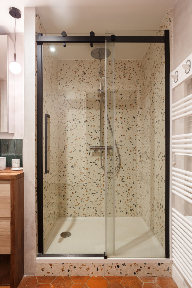 Modelo de cuarto de baño doble y flotante actual pequeño con ducha empotrada, baldosas y/o azulejos verdes, baldosas y/o azulejos de terracota, aseo y ducha, encimera de madera y ducha con puerta corredera