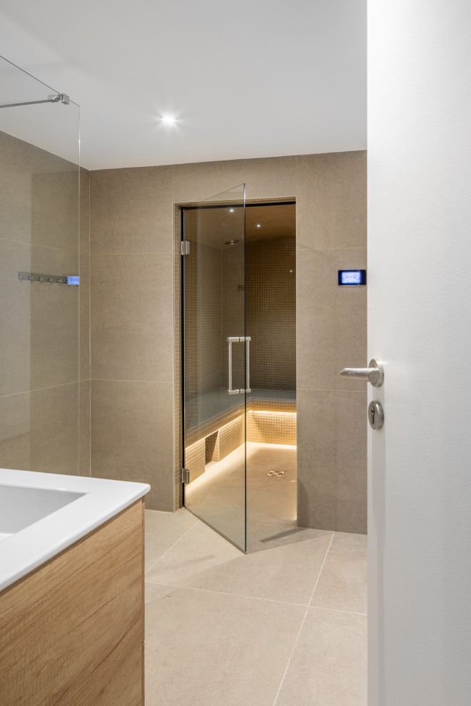 Foto di una stanza da bagno moderna di medie dimensioni con piastrelle grigie e piastrelle in ardesia