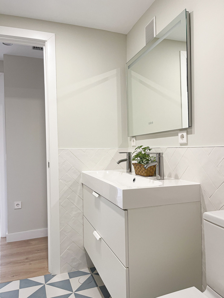 Exemple d'une salle de bain moderne de taille moyenne pour enfant avec des portes de placard blanches, une douche à l'italienne, un carrelage bleu, des carreaux de céramique, un mur blanc, un sol en carrelage de céramique, un sol bleu et meuble double vasque.