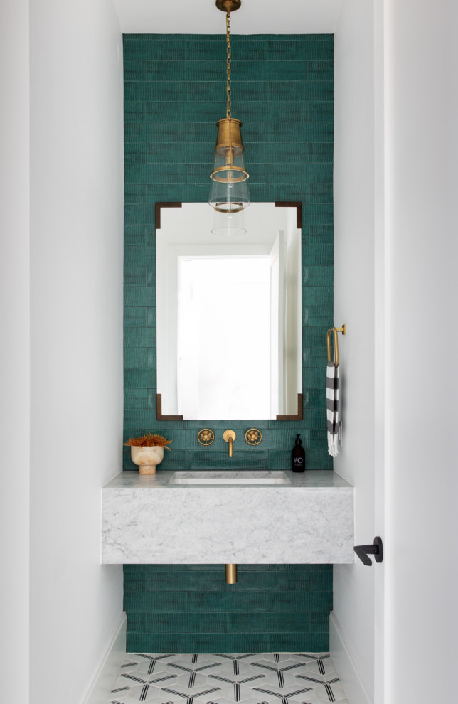 На фото: туалет в стиле модернизм с зеленой плиткой, керамогранитной плиткой, полом из терракотовой плитки, врезной раковиной, мраморной столешницей и встроенной тумбой
