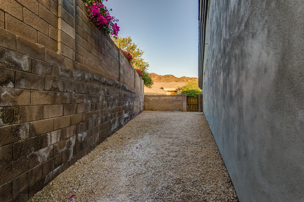 Transitional home design photo in Phoenix